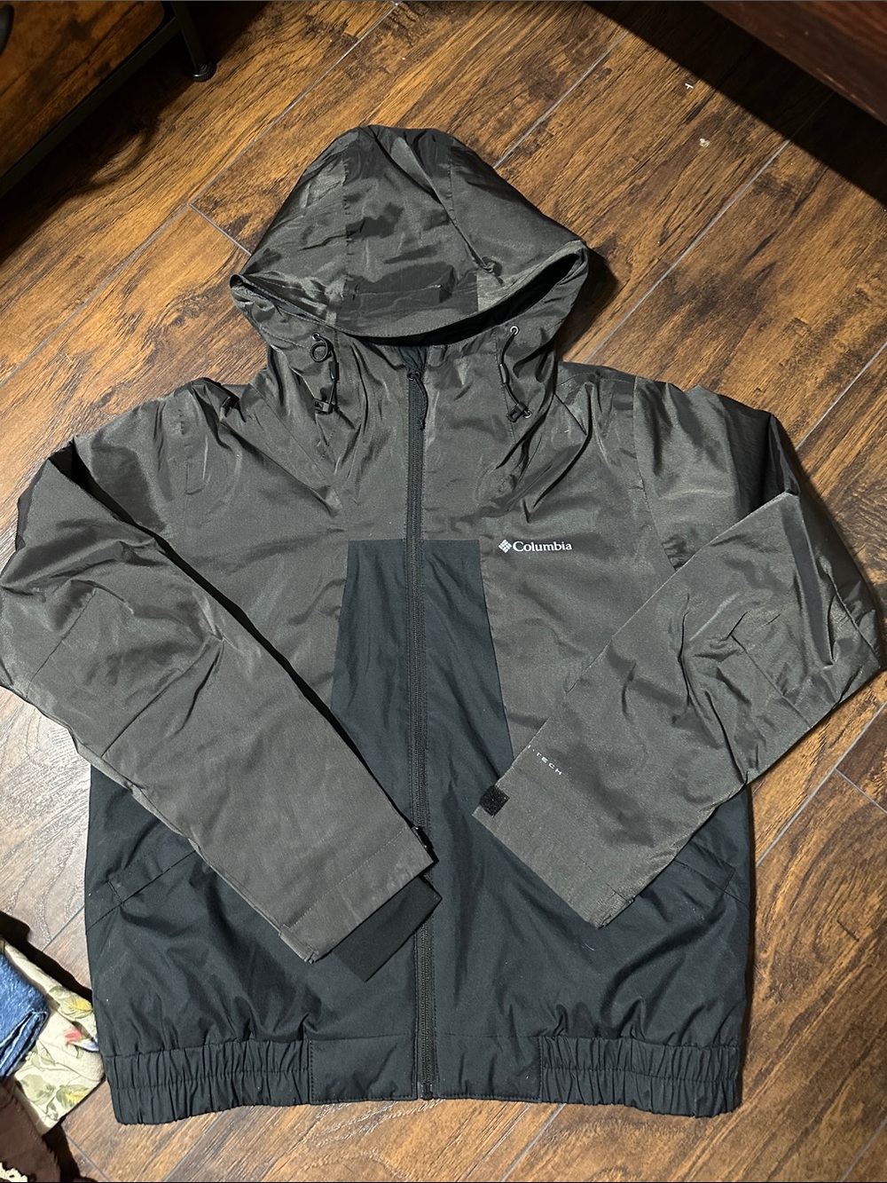 Columbia Men's Two-Tone Black Hooded snow Jacket